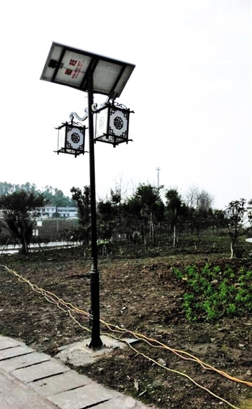 太阳能路灯点亮农村新生活